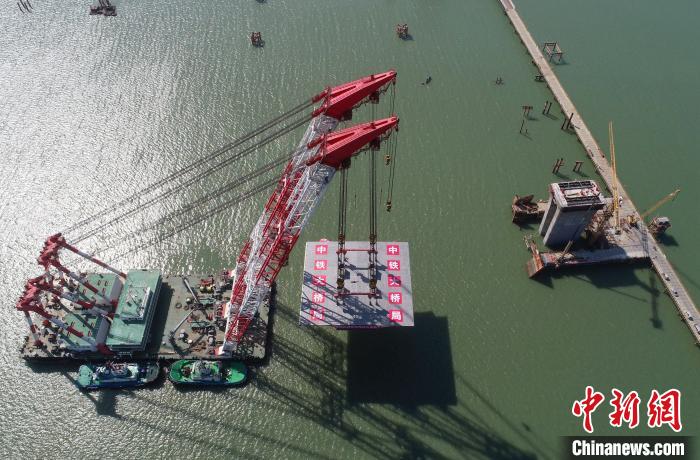 世界首座公铁同层多塔斜拉桥首节段钢梁架设成功 姚思超 摄