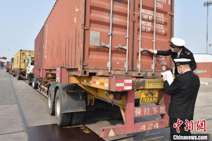 鲅鱼圈海关关员核对关封信息。　郭强 摄