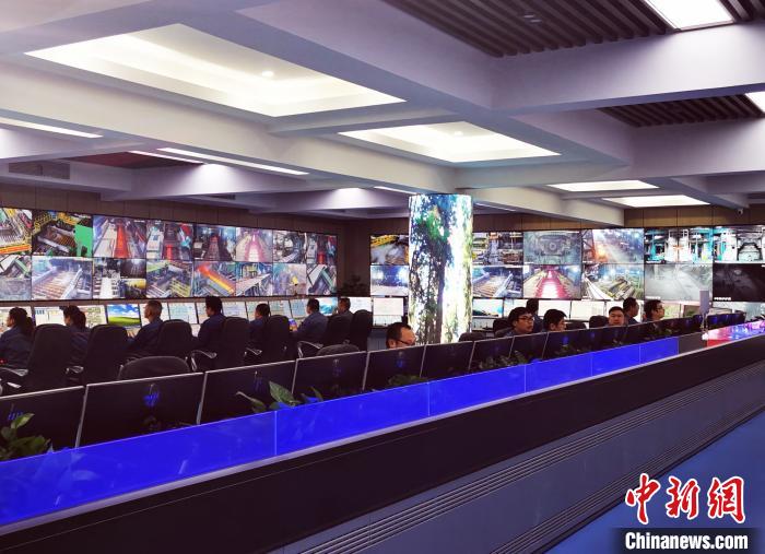 湘钢五米宽厚板厂智慧中心。　唐小晴 摄