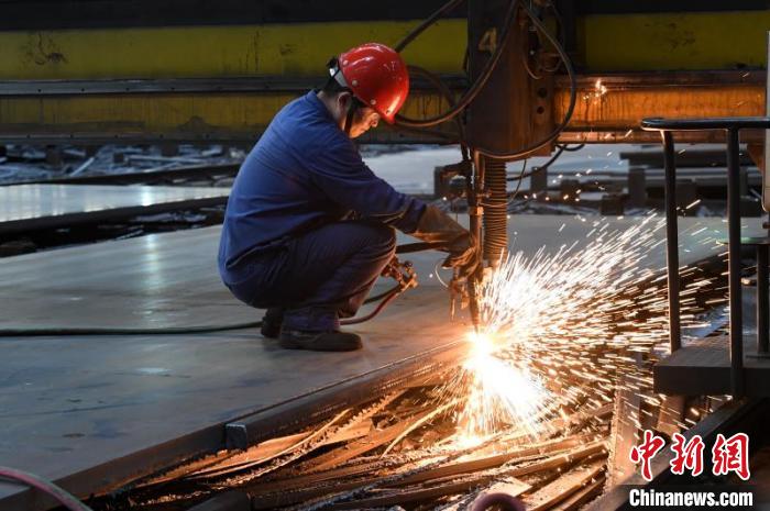 湘钢工人正在作业。湘钢供图