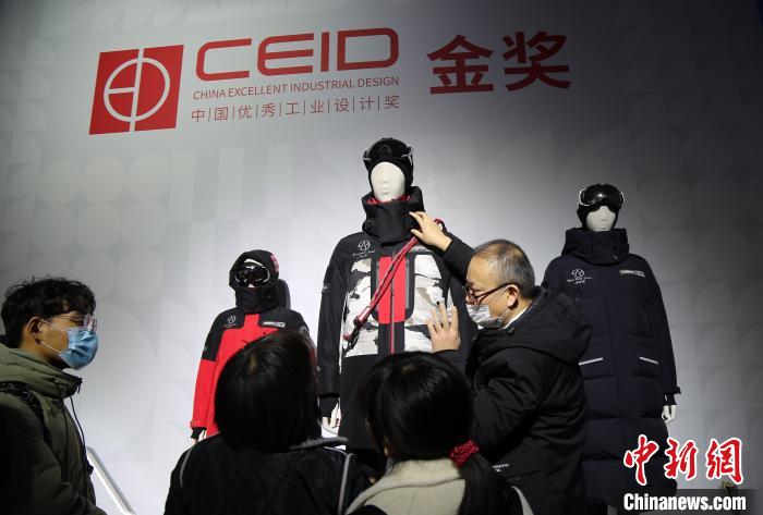 在大会近20000平方米的展览场地上，展出了来自800多家创新企业的1000多件创新成果。　王娇妮 摄