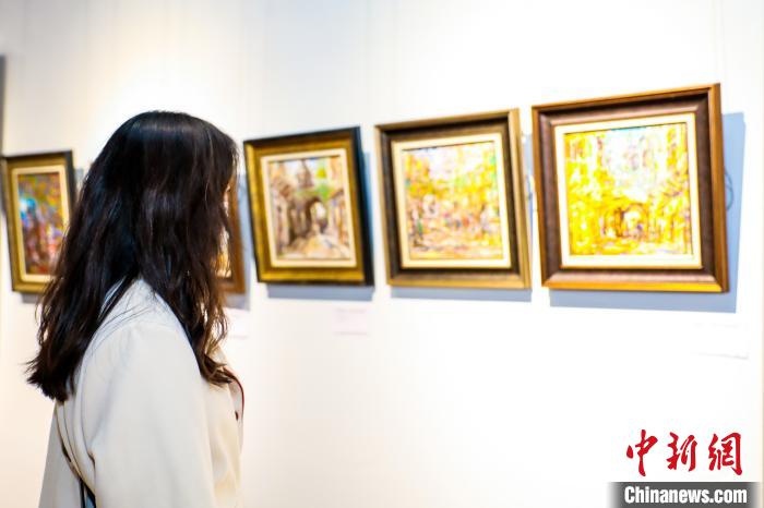 在烟台国际设计小镇，“一带一路”叙利亚艺术展举办。　大会组委会供图 摄