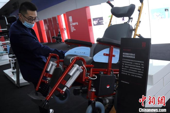 电动爬楼轮椅在展会上受到关注。　王娇妮 摄