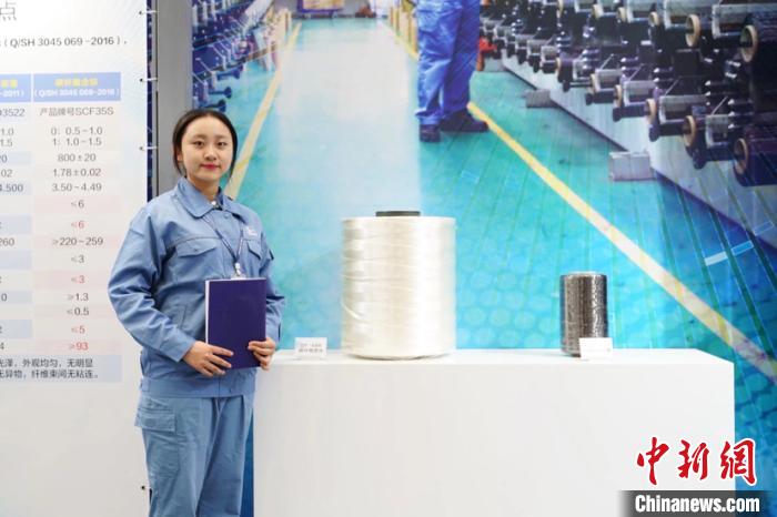 大丝束碳纤维力学性能优异,比重不到钢的四分之一,强度却是钢的7至9倍,并且还具有耐腐蚀、高模量的特性,被称为“新材料之王”,也被称为“黑黄金”。上海石化供图