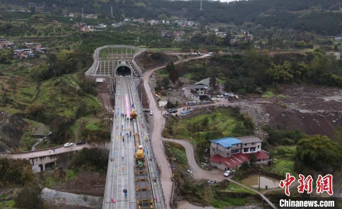 郑万高铁重庆段全面进入铺轨阶段