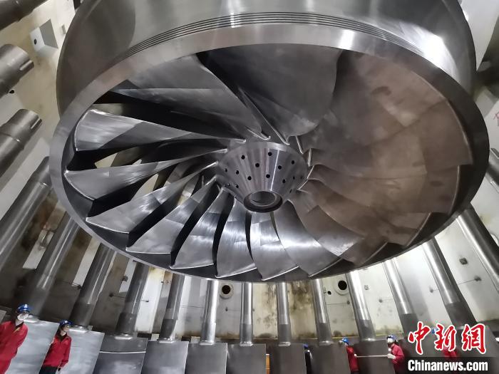 白鹤滩水电站13号机组转轮吊装中。葛洲坝机电公司供图