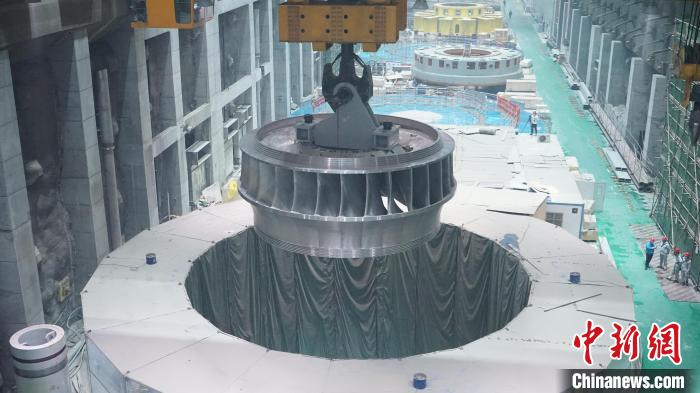 白鹤滩水电站13号机组转轮吊装中。葛洲坝机电公司供图