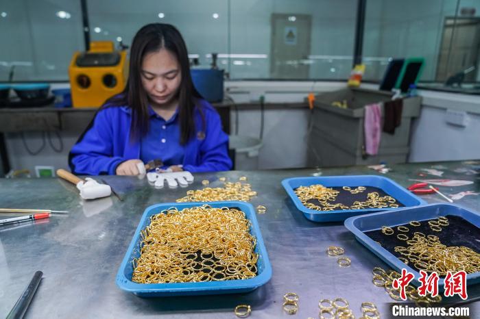 图为工人正在加工金饰。　陈冠言 摄
